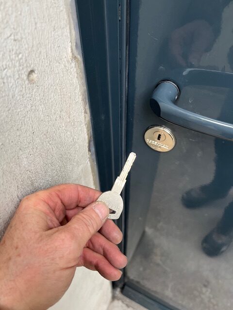 clef de serrure sur porte arti.ser Mr Devillers