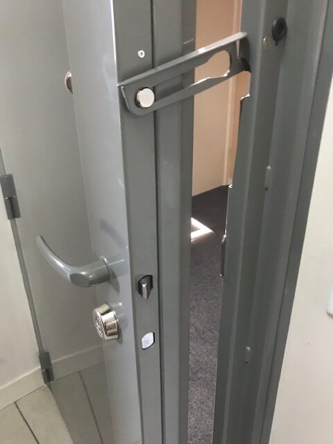 Installation entrebâilleur de sécurité sur porte blindée Lyon - Franck Devillers